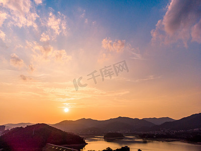 父爱如山能擎天摄影照片_风景夕阳日落水库空中航拍摄影图配图