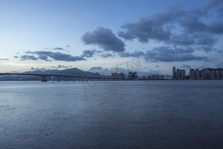 夜景云彩摄影照片_温州滨水城市日落湖水城市无摄影图配图