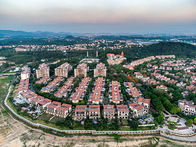 诚信如山摄影照片_城市日落别墅区空中航拍摄影图配图