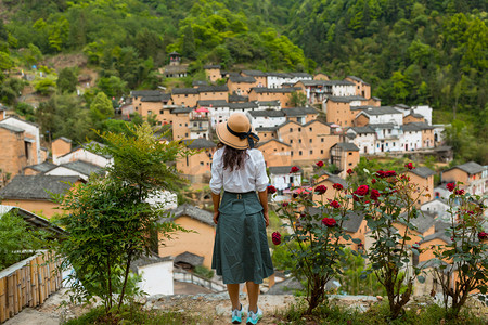 乡村旅拍下午一个人乡村土楼背影摄影图配图