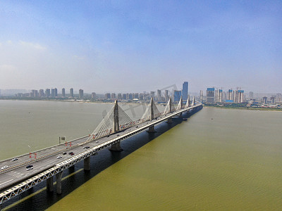 南昌大桥摄影照片_航拍中午赣江南昌大桥摄影图配图