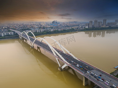 城市晚霞柳州广雅大桥岸边无人机摄影图配图