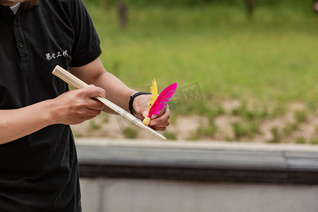 运动白天打板羽球户外发球摄影图配图