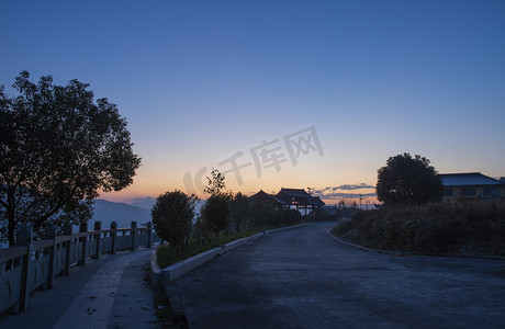 山里寺庙后院道路夜晚道路寺庙无摄影图配图