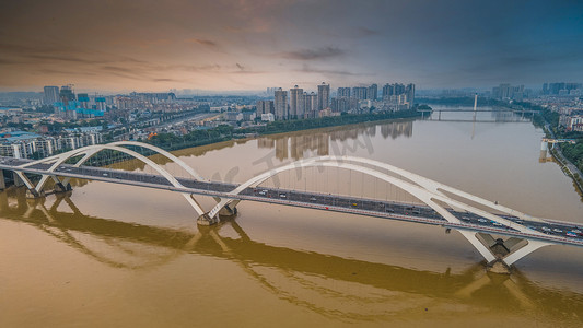 城市夕阳柳州广雅大桥岸边无人机摄影图配图