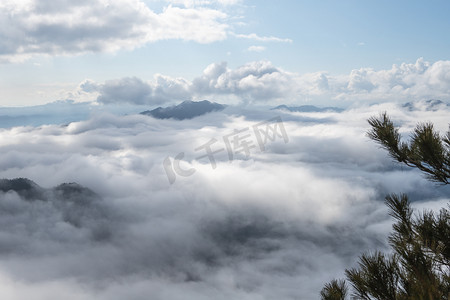云端旭日摄影照片_山上的云海下午云海山里无摄影图配图