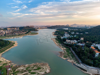 铁证如山摄影照片_风景夕阳水库空中航拍摄影图配图