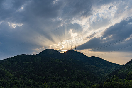 大山山顶夕阳晚霞霞光摄影图配图