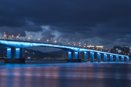城市江摄影照片_城市大桥夜晚大桥城市无摄影图配图