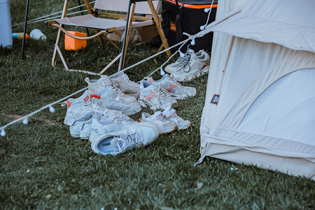 露营白天帐篷外的运动鞋户外无摄影图配图