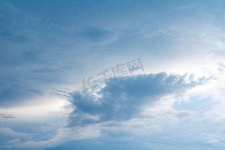 天气雨后空中的云层天空气象摄影图配图