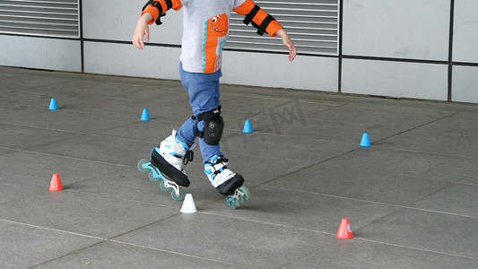 滑轮运动溜冰儿童运动玩耍