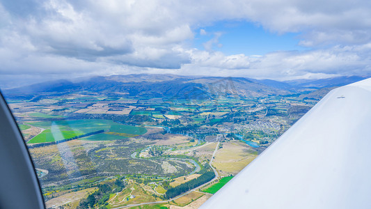 相约新西兰摄影照片_瓦纳卡飞机驾驶上午大地大地平原俯拍航拍摄影图配图