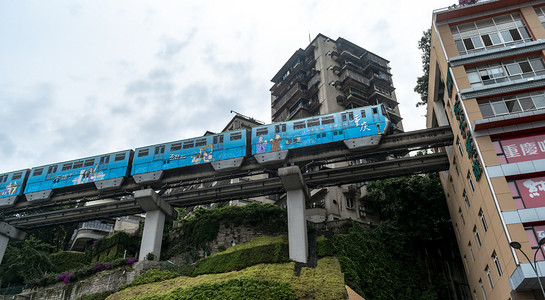 重庆火车摄影照片_重庆阴天轻轨城市轻轨摄影图配图