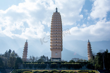 城市白天三塔云南三塔寺矗立摄影图配图