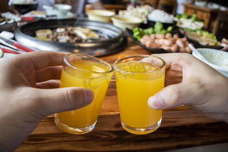 美食摄影照片_聚餐白天碰杯饭店美食实拍摄影图配图