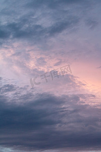 下雨夕阳摄影照片_天气夕阳紫色晚霞天空气象摄影图配图