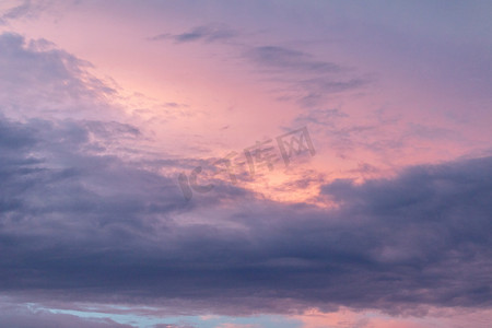 天猫紫色海报摄影照片_天气夕阳紫色的晚霞天空气象摄影图配图