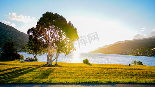 最美公厕摄影照片_最美夕阳下午傍晚树湖边全景摄影图配图