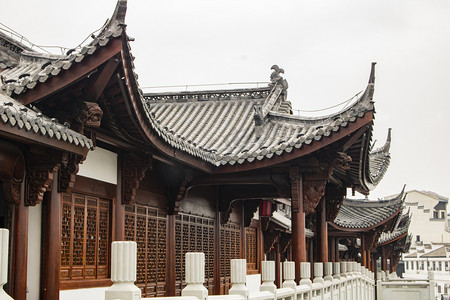 古典屋檐摄影照片_古建筑白天屋檐室外建筑实拍摄影图配图