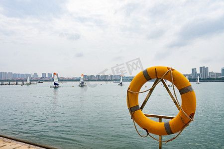 海岛风景白天救生圈户外无摄影图配图