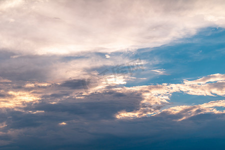 雨后初晴摄影照片_天气日落蓝天夕阳天空气象摄影图配图