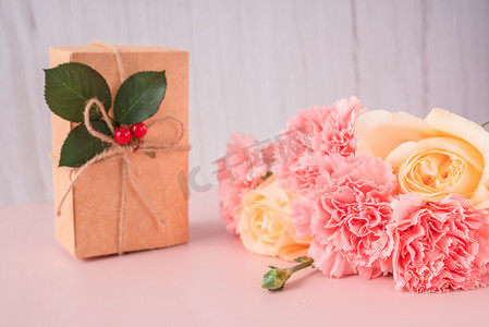 粉色清新唯美花卉鲜花礼物摄影图配图