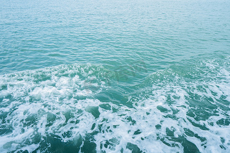 海岛旅行白天白色浪花海面行驶摄影图配图