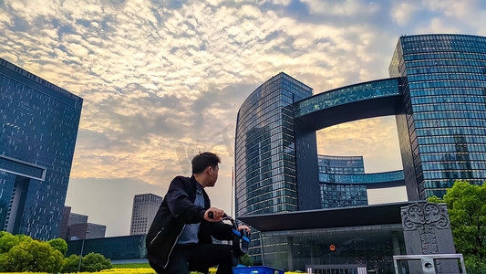 杭州地标建筑钱江新城市民中心晚霞下的风景