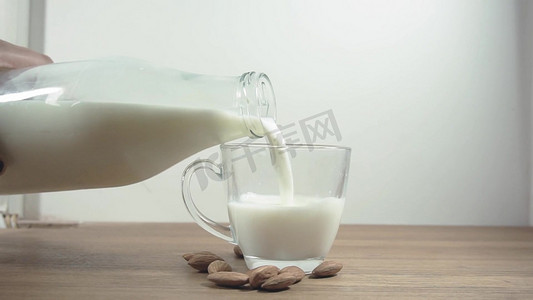 牛奶杯子倒牛奶高清