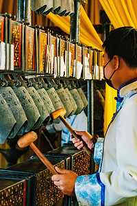 综艺字敲打摄影照片_承德旅行白天古代编钟户外敲打摄影图配图