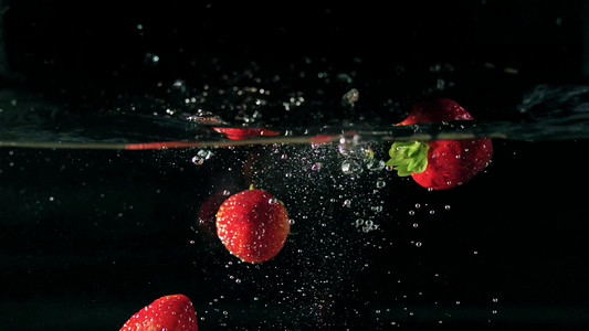 高清草莓水果落入水面特写实拍