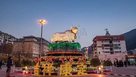 四川甘孜藏族康定城市地标神牛广场日转夜摄影