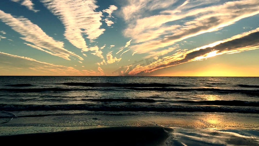 唯美夏季摄影照片_沙滩海岸唯美落日天空海天一线实拍
