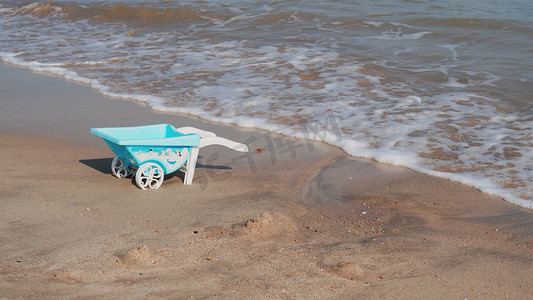 夏天沙滩海浪玩具实拍素材