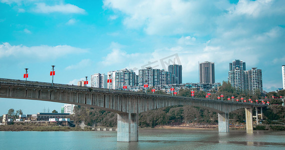 喜迎华诞摄影照片_跨江大桥挂红旗天气晴朗时实拍