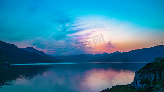 河道护栏摄影照片_实拍唯美夏天长江河道夕阳晚霞风景祖国风光祖国山河