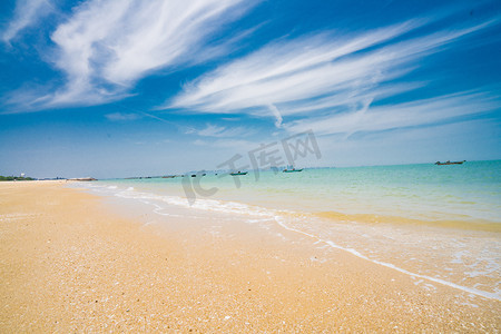沙滩夏日旅游摄影照片_热带风光白天蓝天白云沙滩户外无摄影图配图