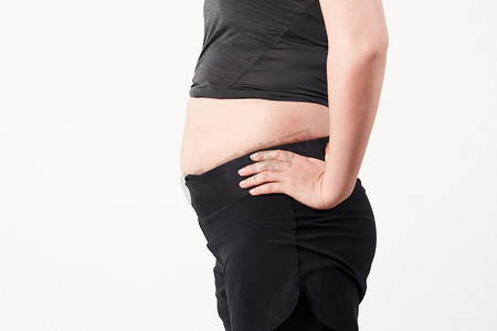 肚子疼拉肚子摄影照片_减肥胖女人肥胖肚子上有游泳圈摄影图配图