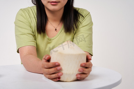 水果美食女孩手捧着椰子开心摄影图配图