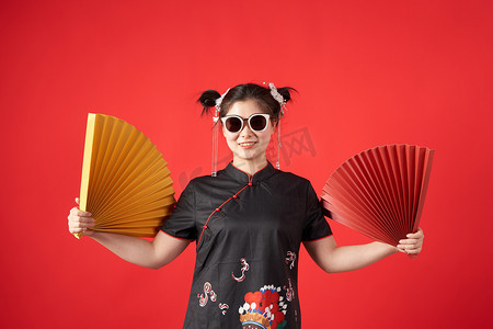 新中国风国潮摄影照片_国潮人物女孩穿着改良汉服手拿折扇摄影图配图