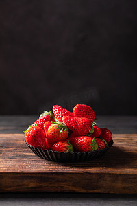 桌面美食背景摄影照片_美食四季草莓室内暗调摄影图配图