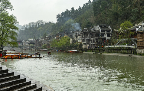 凤凰古镇摄影照片_沱江春雨白天凤凰古城春天全景摄影图配图