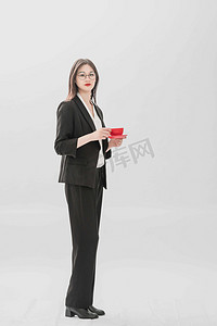 商务早上女职员室内端咖啡摄影图配图