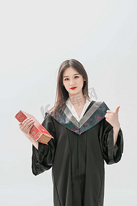 博士帽摄影照片_毕业季早上学士服女生大学点赞摄影图配图