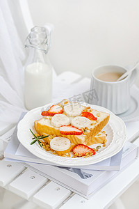 三明治摄影照片_美食白天早上切片面包三明治椅子上牛奶摄影图配图
