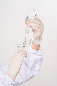 医疗医院医生用针筒抽取药水摄影图配图