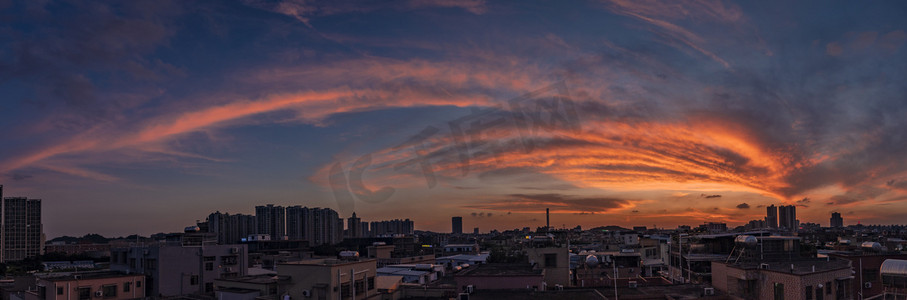 城市摄影照片_羊城晚霞火烧云傍晚天空天台拍摄摄影图配图