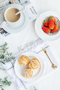 咖啡甜点摄影照片_美食白天泡芙草莓咖啡白色桌面亮调摄影图配图
