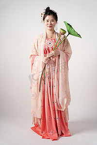 国潮荷叶摄影照片_汉服传统文化女子穿着汉服拿着荷叶站着摄影图配图